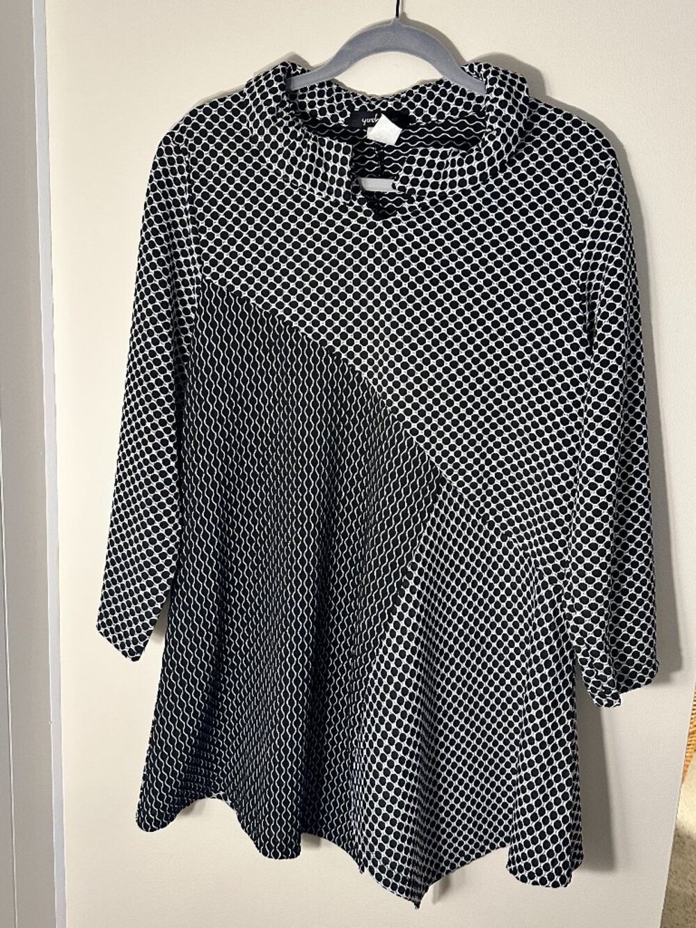Yushi Black & White Collared Tunic Top